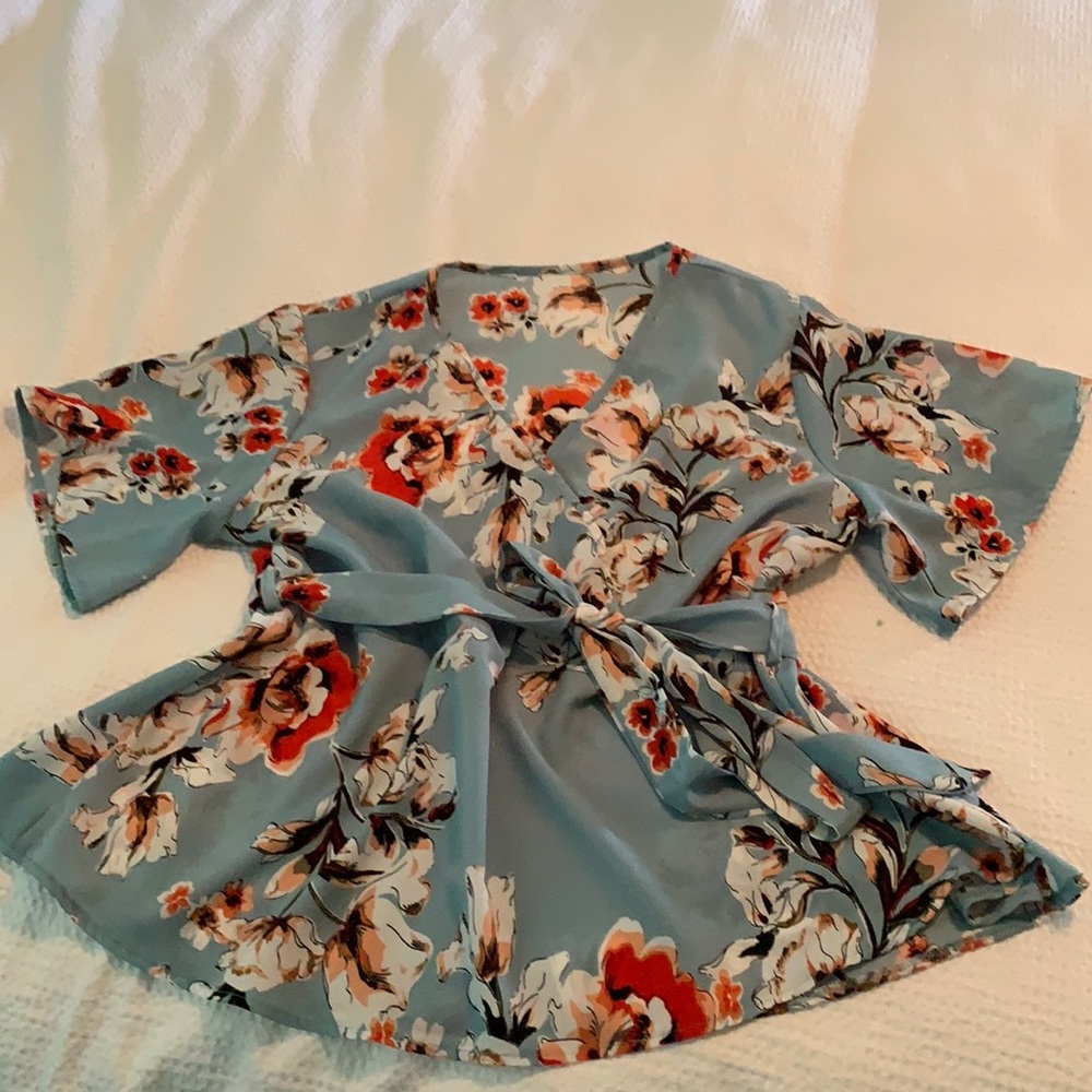 Flutter sleeve blouse